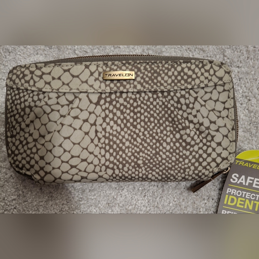 Travelon Wallet With Wristlet RFID NWT - Picture 1 of 5